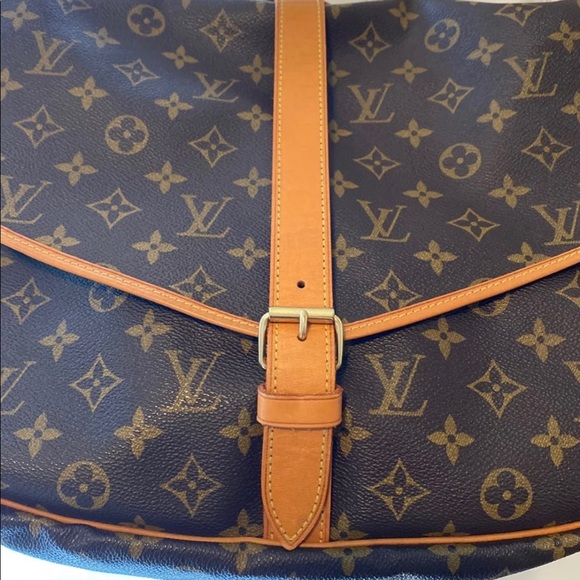 ❌SOLD❌Authentic Louis Vuitton Samur 35 - Picture 4 of 9